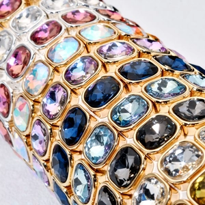 Luxe vergulde armband bezet met levendige kleurrijke ovale kristallen in matrixzetting