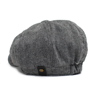 Detail der grauen Newsboy-Mütze mit USA STYLE Goldniete und Leder-Patch-Dekor
