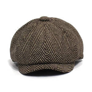 Dettaglio del cappello newsboy marrone a spina di pesce con corona classica a otto pannelli
