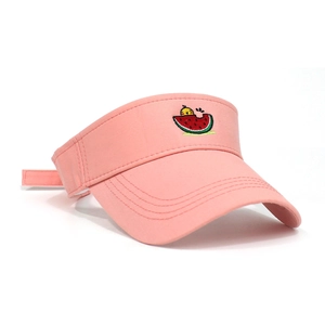 Détail d'une visière en coton rose avec broderie pastèque et sangle réglable
