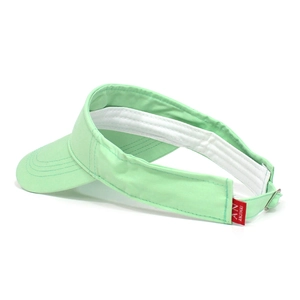 Détail de la visière en coton vert clair avec bande anti-transpirante et boucle réglable