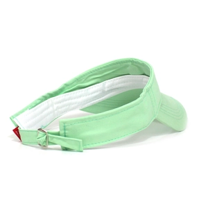 Détail de la visière en coton vert menthe avec boucle métallique réglable et bandeau