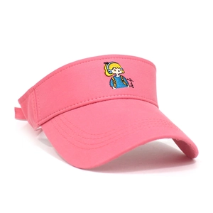 Dettaglio della visiera in cotone rosa con ricamo colorato di una ragazza dei cartoni