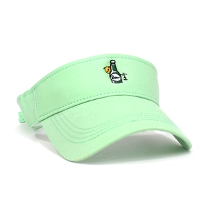 Détail de la visière en coton vert menthe avec broderie bière et visage souriant