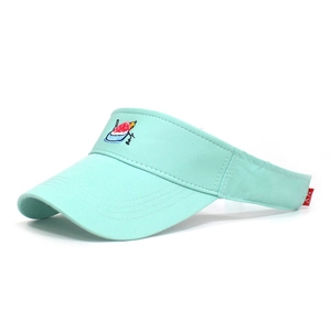 Détail de visière pare-soleil vert menthe avec broderie glace et étiquette rouge