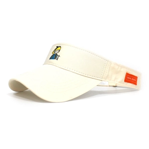 Dettaglio visiera parasole beige in cotone con ricamo cartoon e etichetta arancione