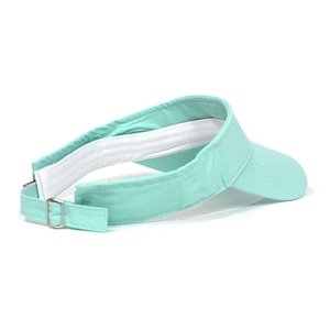 Détail de la visière vert menthe montrant la boucle métallique réglable et le bandeau