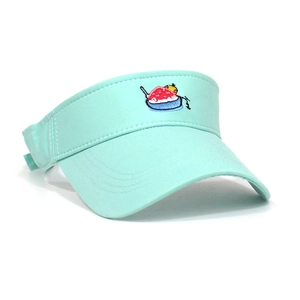 Détail de la visière bleu clair avec broderie mignonne de glace pilée et canard
