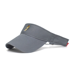 Détail de visière gris foncé avec broderie crème glacée et boucle en métal réglable