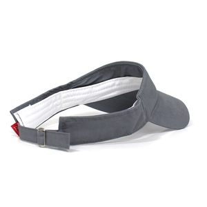 Détails de la visière en coton gris foncé avec sangle réglable et bande anti-sueur