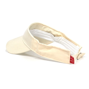 Vue détaillée de la visière en coton avec bandeau interne et boucle métallique réglable
