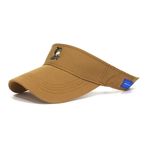 Dettaglio della visiera kaki con ricamo a cartone animato ed etichetta blu laterale