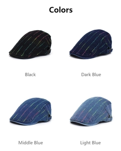 Detailansicht der Denim-Schiebermützen in vier Farben mit bunten Streifen und Metallschnallen