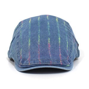 Detailaufnahme der Jeans-Schiebermütze mit bunten vertikalen Regenbogen-Nähten