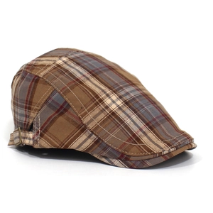 Λεπτομέρεια του vintage καρό μπερέ με ρυθμιζόμενη χάλκινη πόρπη και υφή του υφάσματος