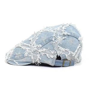 Detailansicht der Jeans-Baskenmütze mit ausgefransten Sternmustern und verstellbarem Gurt