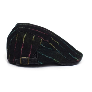 Detail der Regenbogen-Nähte auf schwarzer Denim-Schiebermütze mit verstellbarer Metallschnalle