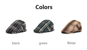 Vista dettagliata di berretti vintage a righe nei colori nero, verde e beige