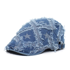 Baskenmütze aus Denim mit Sternen-Patch und ausgefransten Kanten im Vintage-Blau-Stil
