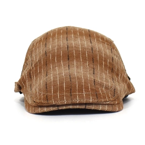 Gros plan sur un béret vintage à carreaux marron avec texture de tissu et surpiqûres