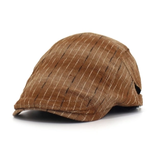 Détail du tissage rayé marron foncé et beige sur une casquette plate rétro unisexe