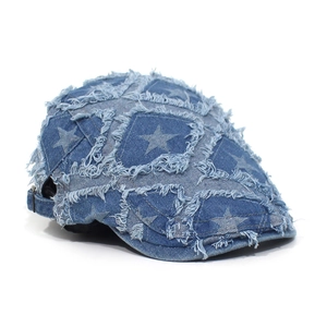 Detailansicht der blauen Denim-Baskenmütze mit Sternenmuster und Used-Look-Fransen