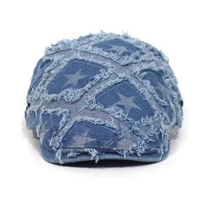 Nahaufnahme der Jeans-Schirmmütze mit ausgefransten Kanten und Sternenmuster-Druck