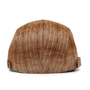Détail d'une casquette plate marron avec boucles métalliques et tissu à fines rayures