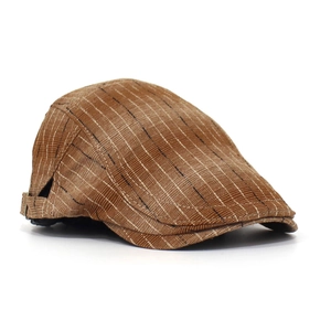 Détail de la casquette plate marron à rayures avec sangle réglable et boucle en métal