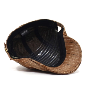 Détail de la casquette plate en coton à carreaux marron avec doublure et étiquette coton