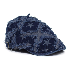 Detail der Denim-Baskenmütze mit gefranstem Stern-Patchwork und verstellbarer Schnalle