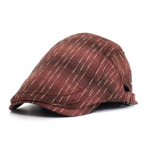 Détail de la boucle métallique réglable sur une casquette rayée marron rougeâtre pour homme