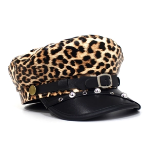 Leopard print newsboy pet met zwart lederen rand, zilveren gesp en metalen studs decoratie