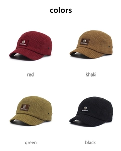 Detailoverzicht van katoenen baseballpetten in bordeaux, kaki, legergroen en zwart