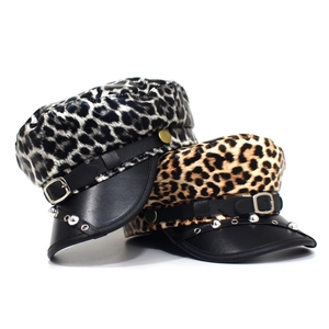 Militaire pet met luipaardprint, lederen rand en punk studs voor dames mode