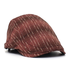 Vue latérale d'un béret marron rougeâtre à fines rayures blanches sur fond blanc neutre