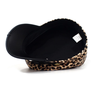 Detail van de luipaard legerpet met 100% PU-leder label en zwarte binnenvoering