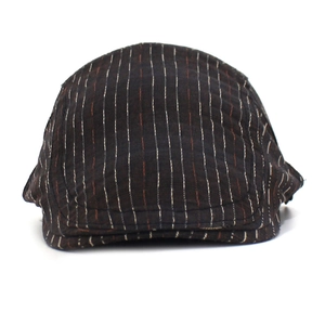 Vue détaillée de la casquette plate rétro avec de fines rayures verticales rouges et blanches