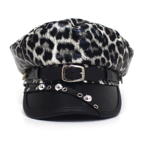 Detail van luipaardprint militaire pet met leren klep, zilveren gespen en metalen studs
