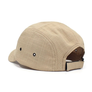 Detail van de kaki ripstop katoenen 5-panel pet met zwarte metalen ogen en sluiting