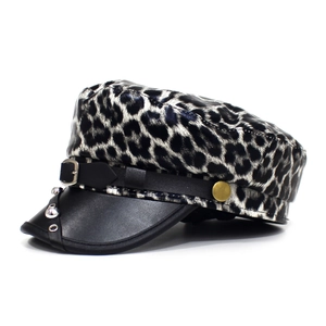 Militaire pet met luipaardprint, zwart lederen klep en zilveren klinknagel details
