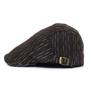 Détail d'une casquette plate rayée marron avec boucle de réglage en bronze sur le côté