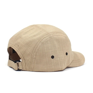 Zijaanzicht van kaki 5-panel campingpet met metalen oogjes en verstelbare band