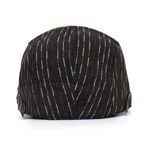 Détail de la casquette rayée rétro avec boucles latérales en bronze antique réglables