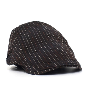 Détail du tissu texturé à rayures verticales sur cette casquette plate de style rétro
