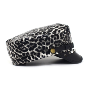 Detail van luipaardprint militaire pet met metalen klinknagels en leren bies
