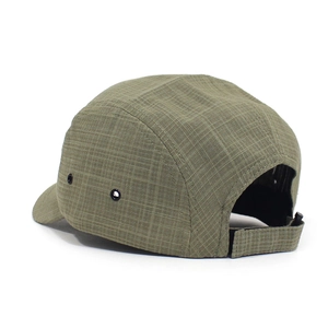 Detailweergave van olijfgroene 5-panel cap met mesh textuur en zwarte metalen oogjes