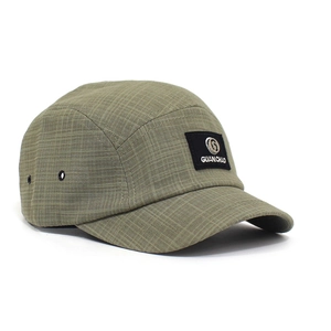 Detail van de grijsgroene 5-panel pet met geruite stof en metalen logo op de voorkant