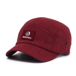 Klassieke bordeauxrode 5-panel camper pet met metalen oogjes en getextureerd katoen
