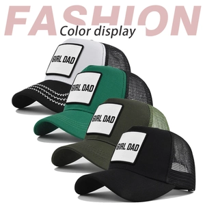 Dettaglio dei cappellini trucker con ricamo Girl Dad e retro in rete in diversi colori moda